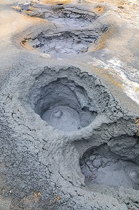 BASSINS DE BOUE GRISE BOUILLONNANTS ET FUMEROLLES EMETTANT DU GAZ SULFURIQUE, SITE GEOTHERMIQUE DE HVERAROND, PAYSAGE DU VOLCANISME DE NAMASKARD, REYKJAHLID, ISLANDE, EUROPE 