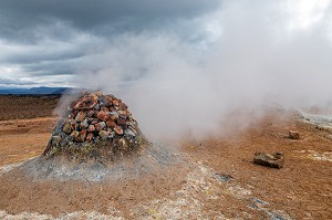 FUMEUR SULFURIQUE, MONTICULE DE PIERRE CHAUDE EMETTANT DU GAZ SULFURIQUE, SITE GEOTHERMIQUE DE HVERAROND, PAYSAGE DU VOLCANISME DE NAMASKARD, REYKJAHLID, ISLANDE, EUROPE 