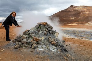 FUMEUR SULFURIQUE, MONTICULE DE PIERRE CHAUDE EMETTANT DU GAZ SULFURIQUE, SITE GEOTHERMIQUE DE HVERAROND, PAYSAGE DU VOLCANISME DE NAMASKARD, REYKJAHLID, ISLANDE, EUROPE 