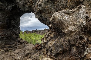 SITE VOLCANIQUE DES CHATEAUX NOIRS, PROMENADE AU MILIEU DES FORMATIONS DE LAVE, BORGIR, MYVATN, ISLANDE, EUROPE 