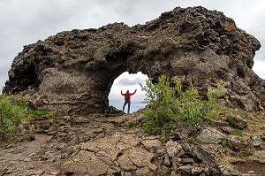 BALADE SUR LE SITE VOLCANIQUE DES CHATEAUX NOIRS, PROMENADE AU MILIEU DES FORMATIONS DE LAVE, BORGIR, MYVATN, ISLANDE, EUROPE 