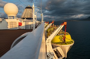 NAVIGATION DU BATEAU DE CROISIERE ASTORIA DANS LE FJORD DE AKUREYRI, ISLANDE, EUROPE 