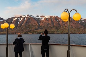 NAVIGATION DU BATEAU DE CROISIERE ASTORIA DANS LE FJORD DE AKUREYRI, ISLANDE, EUROPE 