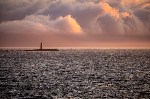 PETIT PHARE ROUGE DE L'ILE DE HIRSEY AU SOLEIL DE MINUIT EN ETE, NAVIGATION DANS LE FJORD EYJAFJORDUR VERS AKUREYRI, ISLANDE, EUROPE 