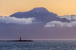 PETIT PHARE ROUGE DE L'ILE DE HIRSEY AU SOLEIL DE MINUIT EN ETE, NAVIGATION DANS LE FJORD EYJAFJORDUR VERS AKUREYRI, ISLANDE, EUROPE 