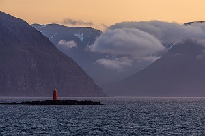 PETIT PHARE ROUGE DE L'ILE DE HIRSEY AU SOLEIL DE MINUIT EN ETE, NAVIGATION DANS LE FJORD EYJAFJORDUR VERS AKUREYRI, ISLANDE, EUROPE 