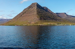 MONTAGNE PYRAMIDALE, BOLUNGARVIK PRES DE ISAFJORDUR, ISLANDE, EUROPE 