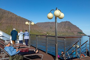 NAVIGATION A BORD DE L'ASTORIA DANS LE FJORD ISAFJARDARJUP, BAIE DE ISAFJORDUR, ISLANDE, EUROPE 