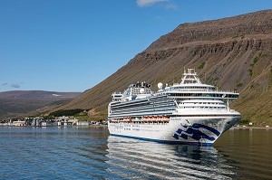 BATEAU DE CROISIERE SAPPHIRE PRINCESS DE LA COMPAGNIE MARITIME AMERICAINE PRINCESS CRUISES, FJORD ISAFJARDARJUP, BAIE DE ISAFJORDUR, ISLANDE, EUROPE 