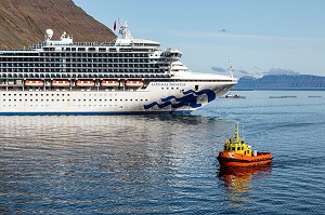 BATEAU PILOTE DEVANT LE BATEAU DE CROISIERE SAPPHIRE PRINCESS DE LA COMPAGNIE MARITIME AMERICAINE PRINCESS CRUISES, FJORD ISAFJARDARJUP, BAIE DE ISAFJORDUR, ISLANDE, EUROPE 