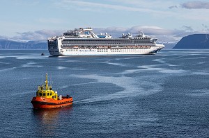 BATEAU PILOTE DEVANT LE BATEAU DE CROISIERE SAPPHIRE PRINCESS DE LA COMPAGNIE MARITIME AMERICAINE PRINCESS CRUISES, FJORD ISAFJARDARJUP, BAIE DE ISAFJORDUR, ISLANDE, EUROPE 