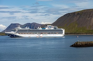 BATEAU DE CROISIERE SAPPHIRE PRINCESS DE LA COMPAGNIE MARITIME AMERICAINE PRINCESS CRUISES, FJORD ISAFJARDARJUP, BAIE DE ISAFJORDUR, ISLANDE, EUROPE 