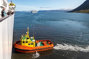 BATEAU PILOTE ISLANDAIS EN MANOEUVRE, BAIE DE ISAFJORDUR, ISLANDE, EUROPE 