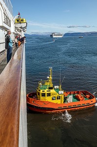 BATEAU PILOTE ISLANDAIS EN MANOEUVRE, BAIE DE ISAFJORDUR, ISLANDE, EUROPE 