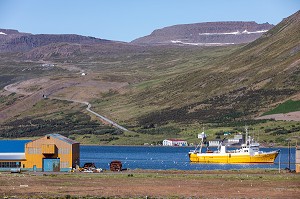 BATEAU QUI ENTRE AU PORT DE ISAFJORDUR, ISLANDE, EUROPE 