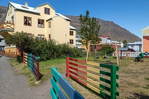 JARDIN PUBLIC DEVANT L'HOTEL ASBYRGI, ISAFJORDUR, ISLANDE, EUROPE 