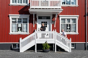 FACADE D'UNE MAISON BOURGEOISE DE COULEUR ROUGE, SCENE DE RUE, ISAFJORDUR, ISLANDE, EUROPE 