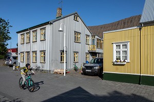 ENFANT A VELO ET MAISONS COLOREES, AMBIANCE DE RUE DANS LE QUARTIER RESIDENTIEL, ISAFJORDUR, ISLANDE, EUROPE 