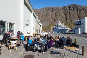 TERRASSE DU CAFE BRANCHE DOKKAN BRUGGHUS SUR LE PORT, ISAFJORDUR, ISLANDE, EUROPE 