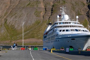 BALADE A VELO SUR LES DOCK DEVANT LE BATEAU DE CROISIERE STAR BREEZE, BAIE DE ISAFJORDUR, ISLANDE, EUROPE 