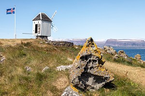 LE MOULIN A VENT DE L'LE DE VIGUR, RESERVE ORNITHOLOGIQUE D'OISEAUX MARINS, FJORD ISAFJARDARJUP, ISLANDE, EUROPE 