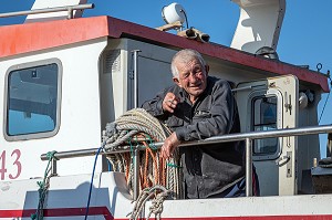 PECHEUR ISLANDAIS SUR SON BATEAU, PORT DE GRUNDARFJORDUR, PENINSULE DE SNAEFFELSNES, ISLANDE 