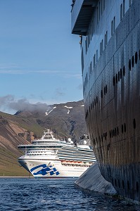 BATEAUX DE CROISIERE (ASTORIA ET SAPPHIRE PRINCESS), BAIE DE GRUNDARFJORDUR, PENINSULE DE SNAEFFELSNES, ISLANDE 