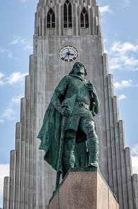 STATUE DE LEIF ERIKSSON, FILS DE ERIK LE ROUGE, EXPLORATEUR ISLANDAIS, CATHEDRALE MODERNE DE HALLGRIMSKIRKJA, REYKJAVIK, ISLANDE 