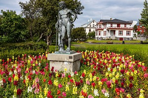 STATUT EN BRONZE D'ADONIS, DIVINITE GRECQUE, HALLARGARDURINN, REYKJAVIK, ISLANDE 