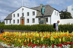 STATUE DE HANNES HALSTEIN (ANCIEN CHEF DU GOUVERNENT ENTRE 1904 ET 1914) DEVANT L'OFFICE DU PREMIER MINISTRE ISLANDAIS, REYKJAVIK, ISLANDE, EUROPE 