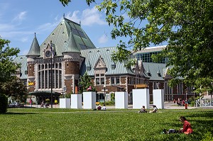 PLACE JEAN PELLETIER ET GARE DU PALAIS, GARE FERROVIAIRE ET ROUTIERE, QUEBEC, CANADA 