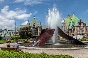 FONTAINE ECLATEMENT II DE LA PLACE JEAN PELLETIER DEVANT LA GARE DU PALAIS, GARE FERROVIAIRE ET ROUTIERE, QUEBEC, CANADA 