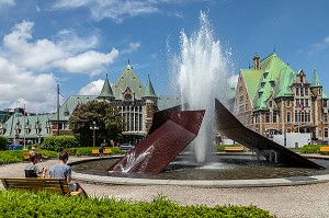 FONTAINE ECLATEMENT II DE LA PLACE JEAN PELLETIER DEVANT LA GARE DU PALAIS, GARE FERROVIAIRE ET ROUTIERE, QUEBEC, CANADA 