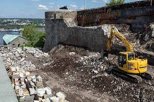 TRACTOPELLE DEVANT LES FORTIFICATIONS, CHANTIER DE RESTAURATION DE LA CITADELLE, QUEBEC, CANADA 