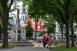 TOURISTES ETRANGERS DEVANT LA FONTAINE DE LA PLACE D'ARMES, QUEBEC, CANADA