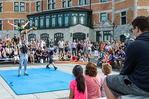 SPECTACLE DE RUE DEVANT LE CHATEAU DE FRONTENAC, RUE DES CARRIERES, QUEBEC, CANADA 