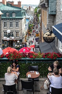 TERRASSES ET BOUTIQUES, RUE DU PETIT CHAMPLAIN, QUARTIER ANIME ET COMMERCANT, QUEBEC, CANADA 