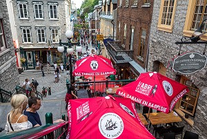TERRASSES ET BOUTIQUES, RUE DU PETIT CHAMPLAIN, QUARTIER ANIME ET COMMERCANT, QUEBEC, CANADA 