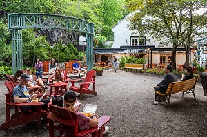 TERRASSES DE RESTAURANTS, PARC FELIX-LECLERC, RUE DU PETIT CHAMPLAIN, QUARTIER ANIME ET COMMERCANT, QUEBEC, CANADA 