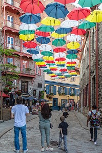 MAISONS ANCIENNES EN PANS DE BOIS ET PARAPLUIES EN DECORATION, RUE DU CUL DE SAC, QUARTIER ANIME ET COMMERCANT DU PETIT CHAMPLAIN, QUEBEC, CANADA 