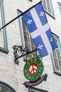 DRAPEAU QUEBECOIS SUR LA FACADE DE L'AUBERGE DE LA PAIX, AUBERGE DE JEUNESSE DE LA VILLE, RUE COUILLARD, QUEBEC, CANADA 