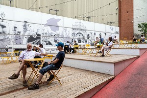 TABLES DANS LA RUE DEVANT UNE FRESQUE MURALE, PASSAGE OLYMPIA, RUE SAINT-JEAN, QUEBEC, CANADA 