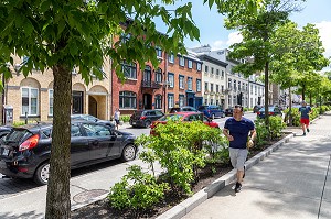 JOGGING DANS LA RUE D'AUTEUIL, VILLE DE QUEBEC, CANADA 