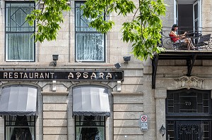 FEMME SUR LA TERRASSE DE SON APPARTEMENT AU DESSUS DU RESTAURANT APSARA, RUE D'AUTEUIL, VILLE DE QUEBEC, CANADA 