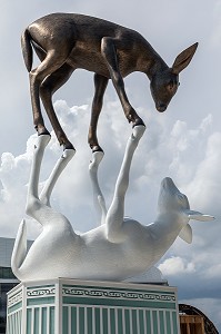 OEUVRE LA RENCONTRE DES ARTISTES COOKE ET SASSEVILLE, DEUX JEUNES CERFS EN EQUILIBRE DANS UN JEU DE MIROIR, PLACE BELIVEAU DEVANT LE GRAND MARCHE, QUEBEC, CANADA 