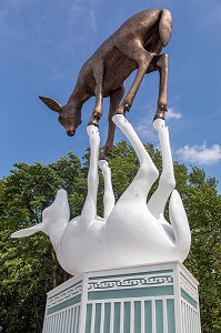 OEUVRE LA RENCONTRE DES ARTISTES COOKE ET SASSEVILLE, DEUX JEUNES CERFS EN EQUILIBRE DANS UN JEU DE MIROIR, PLACE BELIVEAU DEVANT LE GRAND MARCHE, QUEBEC, CANADA 