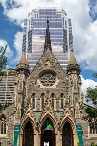 FACADE DE LA CATHEDRALE CHRIST CHURCH, RUE SAINTE-CATHERINE DEVANT L'IMMEUBLE GRATTE-CIEL KPMG, MONTREAL, QUEBEC, CANADA 