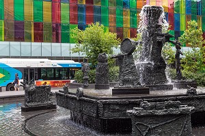 BUS HYBRIDE ET SCULPTURE FONTAINE LA JOUTE DE JEAN-PAUL RIOPELLE DEVANT LE PALAIS DES CONGRES, MONTREAL, QUEBEC, CANADA 