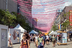 QUARTIER DU VILLAGE GAY RESERVE AUX PIETONS EN ETE AVEC SES DECORATIONS AUX COULEURS DE L'ARC-EN-CIEL, RUE SAINTE-CATHERINE, MONTREAL, QUEBEC, CANADA 