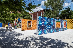 EXPOSITION DE PHOTOGRAPHIES DANS LE QUARTIER DU VILLAGE GAY, RUE SAINTE-CATHERINE, MONTREAL, QUEBEC, CANADA